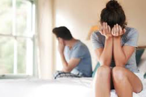 Đi công tác về thấy tóc vợ ngắn đi vài phần, tôi tưởng cô ấy mắc bệnh hiểm nghèo nào ngờ sự thật bị phơi bày bởi lọ thuốc trong tủ quần áo