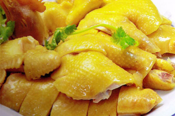 Đầu bếp nhà hàng sẽ không bao giờ nói cho bạn: Muốn gà luộc vàng ươm, căng bóng chỉ cần cho thêm thứ này