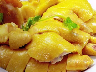 Đầu bếp nhà hàng sẽ không bao giờ nói cho bạn: Muốn gà luộc vàng ươm, căng bóng chỉ cần cho thêm thứ này