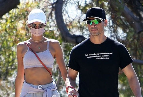 Alessandra Ambrosio khoe eo "con kiến" săn chắc đi dạo bộ cùng bạn khác giới