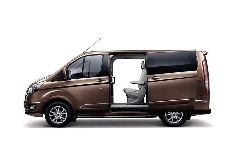 6. Ford Tourneo (doanh số: 7 chiếc).