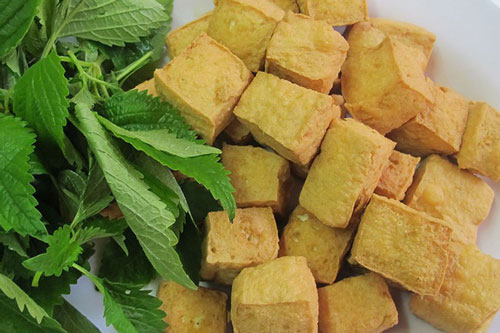 Bôi cái này xuống đáy chảo, rán đậu phụ không sợ dính lại vàng giòn mướt mắt