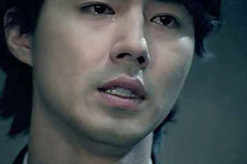 Nghe tiếng động lạ phát ra từ phòng ngủ của vợ bầu với bạn thân, tôi ngó vào xem thì lặng cả người