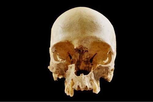 Bí ẩn chiếc hộp sọ cô đơn trong "Hố địa ngục" ở Italia