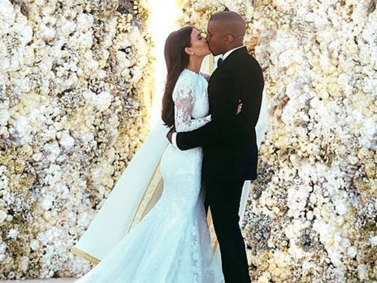 Tháng 5/2014: Kanye và Kim tổ chức lễ cưới xa hoa, kéo dài hàng tuần tại châu Âu. Bắt đầu tại Paris (Pháp), nơi Kim tổ chức tiệc chia tay độc thân, sau đó là đám cưới tại Florence (Italy). Hình ảnh cặp đôi trao nụ hôn tại đám cưới trở thành bức ảnh được yêu thích nhất trên Instagram trong năm 2014.