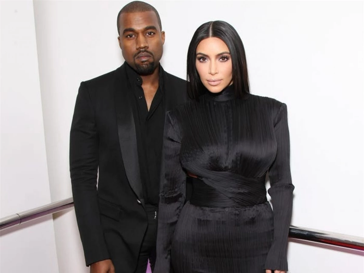 Tháng 1/2021: Nhiều nguồn tin nói về việc Kim và Kanye đang chuẩn bị thủ tục ly hôn. Laura Wasser - một luật sư uy tín được thuê để thụ lý vụ việc. Tờ People cho biết, Kanye buồn nhưng vẫn ổn, có vẻ như Kanye biết chuyện này sẽ sớm xảy ra.