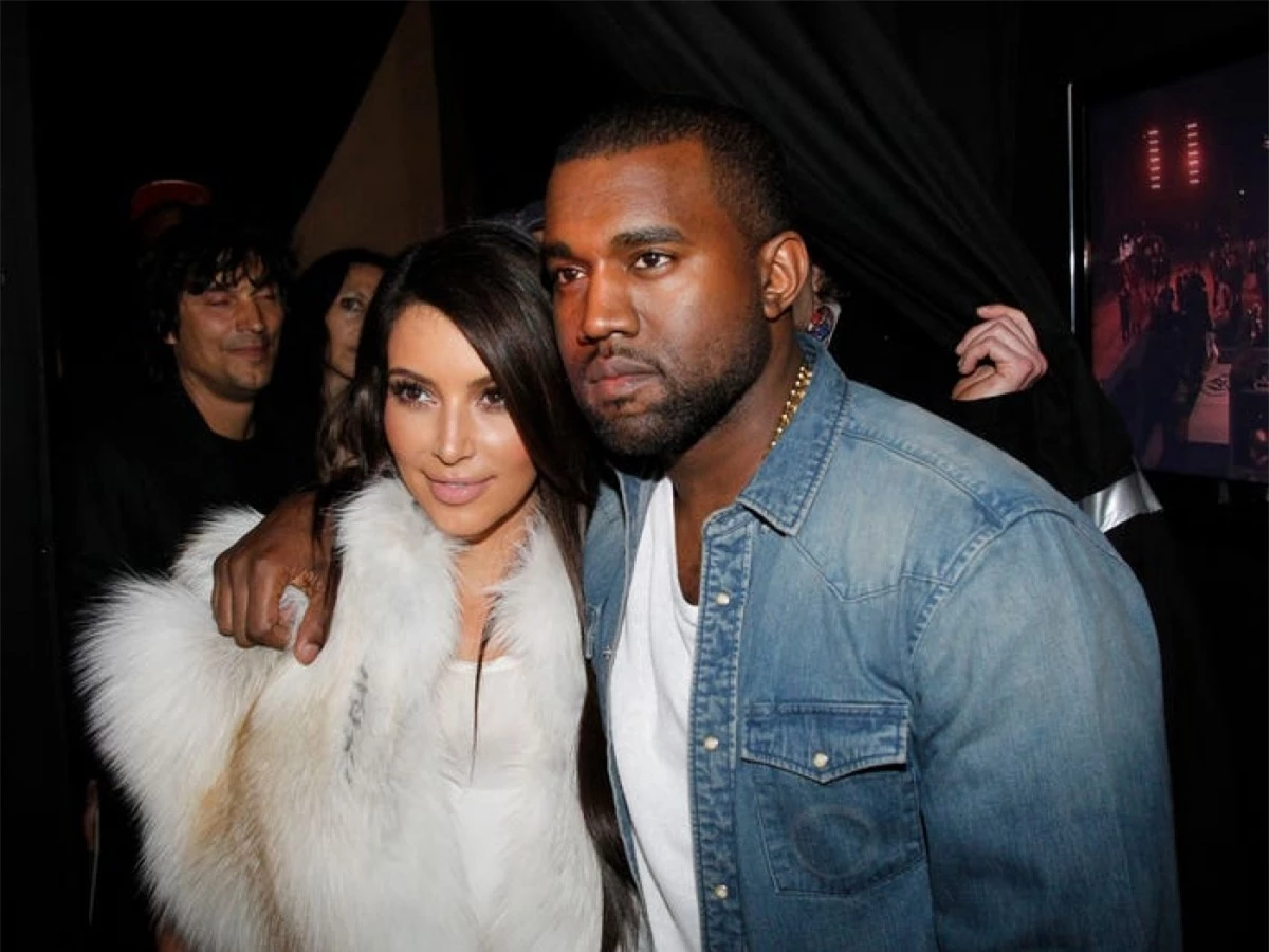Tháng 4/2012: Kanye thừa nhận tình cảm với Kim trong một đoạn rap của bài "Cold": And I'll admit, I had fell in love with Kim/Around the same time she had fell in love with him. (tạm dịch: Và tôi thừa nhận là tôi yêu Kim/Dù trong lúc cô ấy đang yêu người ta)