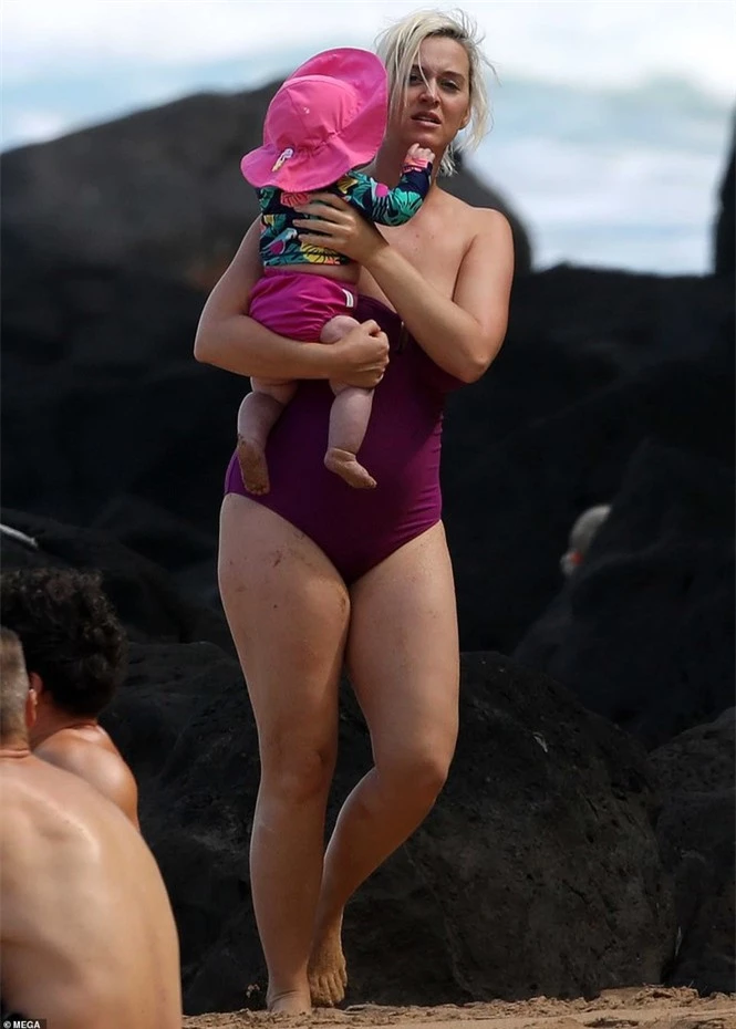 Lộ hình thể đẫy đà khi mặc đồ bơi, mẹ bỉm sữa Katy Perry ghi điểm với mặt mộc xuất sắc - ảnh 1