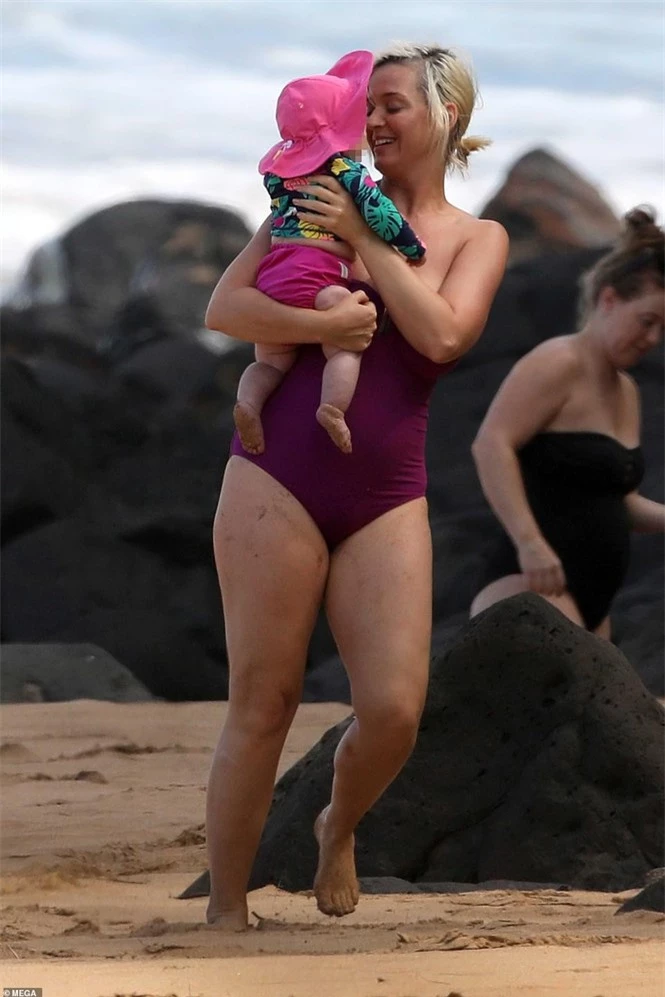 Lộ hình thể đẫy đà khi mặc đồ bơi, mẹ bỉm sữa Katy Perry ghi điểm với mặt mộc xuất sắc - ảnh 3