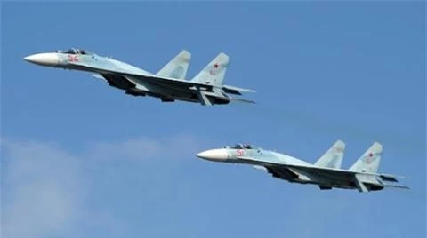 Nga dung phien ban manh nhat cua Su-27 duoi B-1B