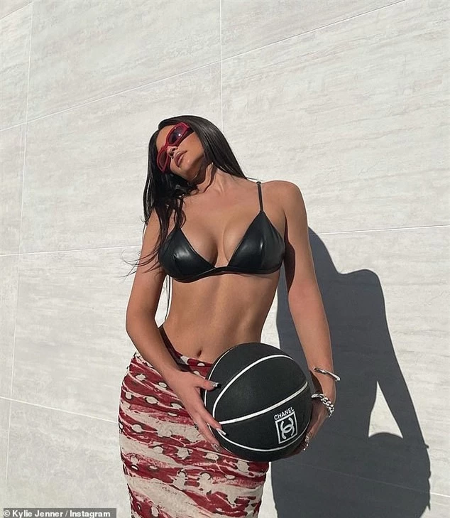 Tỷ phú Kylie Jenner khoe 3 vòng cực 'bốc lửa', lượng fan tăng chóng mặt trên Instagram - ảnh 1