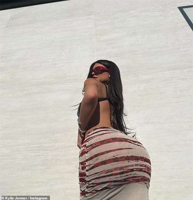 Tỷ phú Kylie Jenner khoe 3 vòng cực 'bốc lửa', lượng fan tăng chóng mặt trên Instagram - ảnh 2