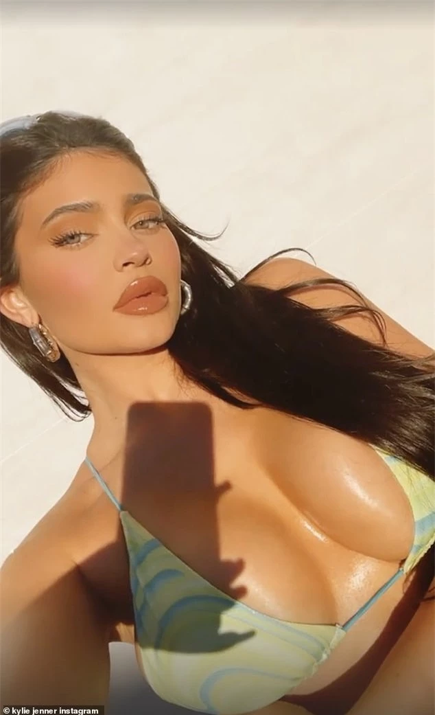 Tỷ phú Kylie Jenner khoe 3 vòng cực 'bốc lửa', lượng fan tăng chóng mặt trên Instagram - ảnh 6