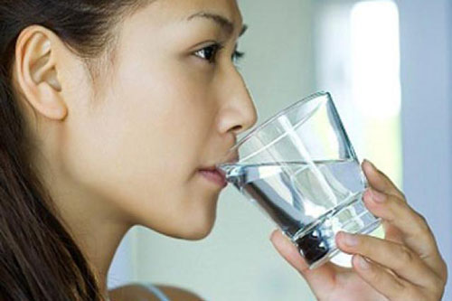 Không uống nước muối ấm buổi sáng có thể bạn sẽ hối hận khi biết điều này