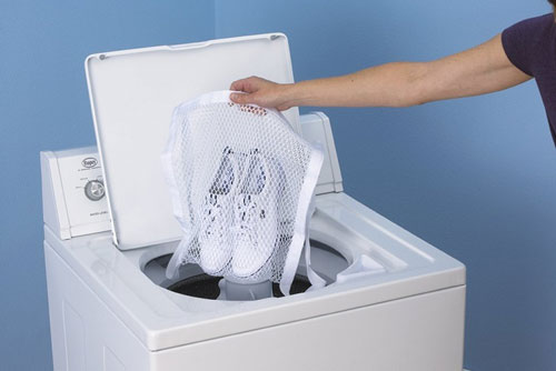 Cho giày vào máy giặt ai cũng cười, ngờ đâu lại sạch tinh tươm không sờn rách