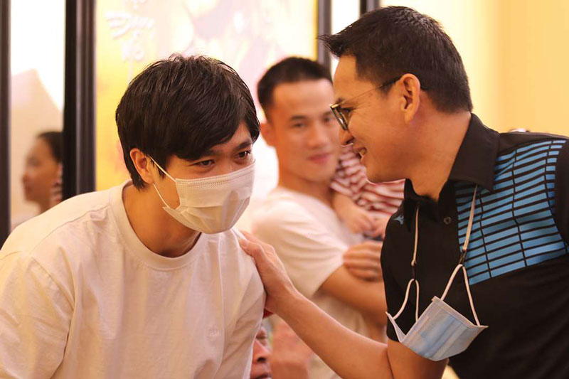 HLV Kiatisuk dặn học trò tránh 'bệnh ngôi sao'