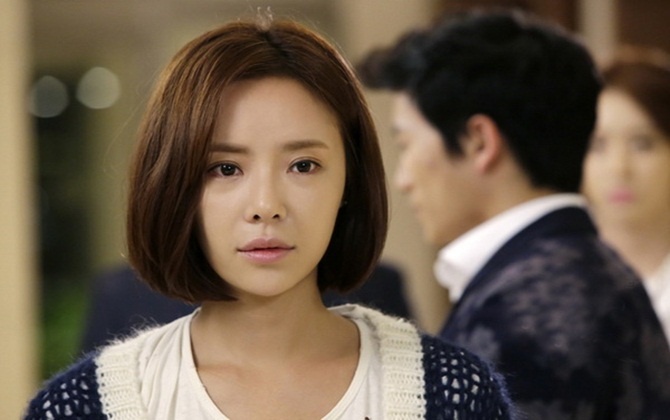 Nhìn cảnh người phụ nữ khoác tay gã đàn ông đó bước vào nhà nghỉ, tôi choáng váng đầu óc, mặt mày