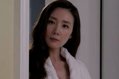 Nửa đêm tỉnh dậy không thấy chồng đâu, lại nghe tiếng động bên hàng xóm, tôi chết điếng người