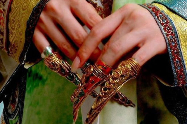 Giải mã bí ẩn Tử Cấm Thành: Ý nghĩa sâu xa đằng sau bộ móng giả của phi tần nhà Thanh