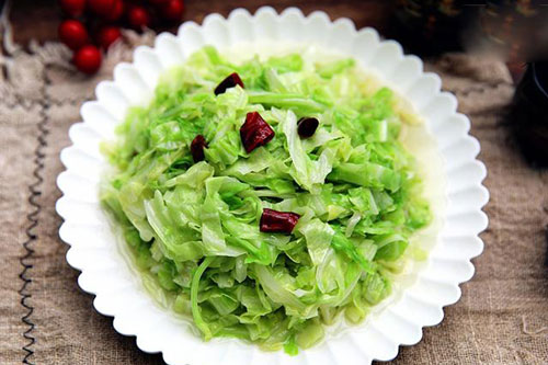 Thả thứ này vào xào cùng bắp cải, sau 2 phút có đĩa rau giòn ngon hơn ngoài hàng