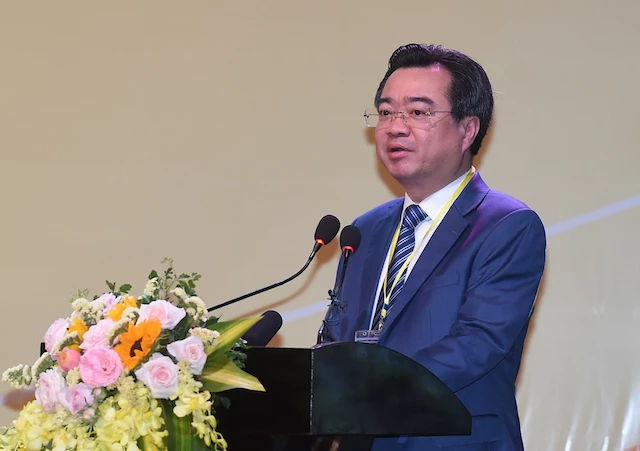 Thứ trưởng Bộ Xây dựng Nguyễn Thanh Nghị phát biểu tại Hội nghị. (Ảnh: VGP)