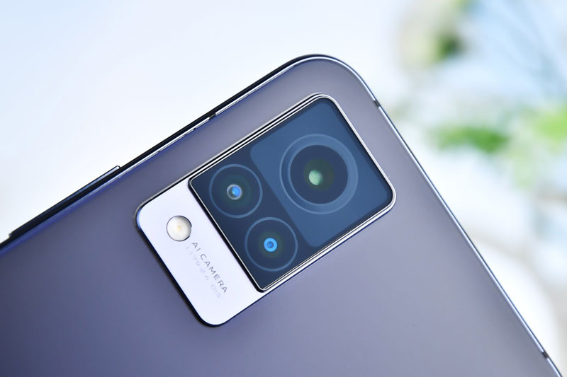 Smartphone 5G, RAM 12 GB,sạc 33W, mành 90Hz, 2 camera selfie, giá gần 11 triệu đồng