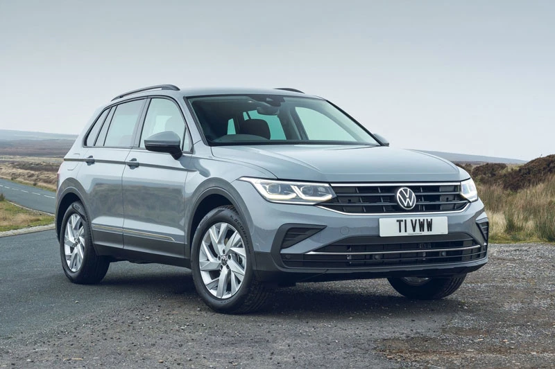 5. Volkswagen Tiguan 2021 (giá khởi điểm: 25.245 USD, điểm tổng thể: 7,9/10).