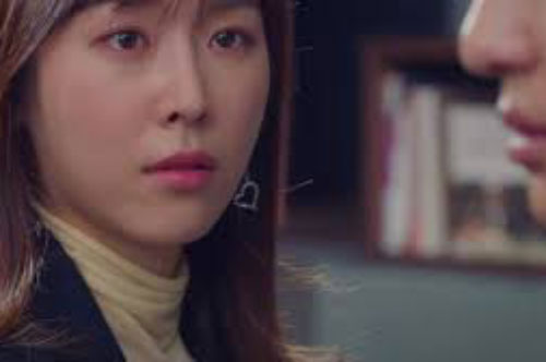 Mẹ bạn trai mời đến nhà ăn tối, tôi sững sờ vì người phụ nữ lạ xuất hiện nhưng bàng hoàng hơn là cặp mắt sắc ở trên tầng 2