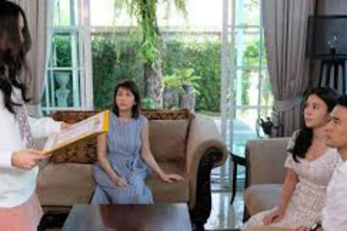 Biết món quà đặc biệt mà chị dâu tặng mẹ, cả nhà nín lặng còn tôi thì phát điên cãi tay đôi với chị