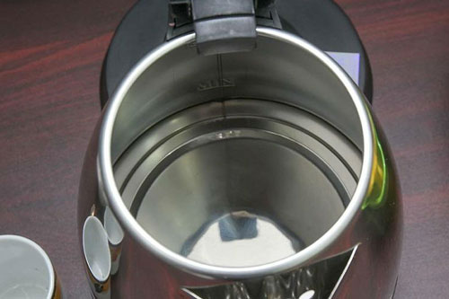 Đổ coca vào bình siêu tốc đun nóng, cặn bám nhiều đến mấy cũng sạch bong, ai cũng bất ngờ