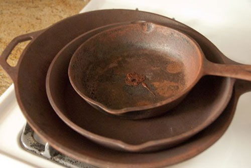 Mẹo hay biến chảo gang rỉ sét thành chảo mới trong 'tích tắc'