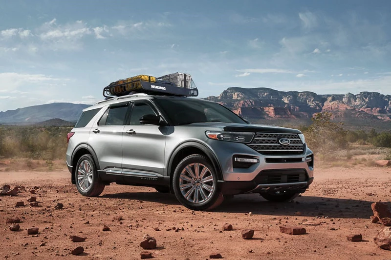 9. Ford Explorer 2021 (giá khởi điểm: 32.225 USD, điểm tổng thể: 7,4/10).