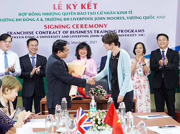 Đại học Liverpool John Moores nhượng quyền đào tạo cử nhân kinh tế cho ĐH Đông Á 