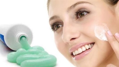 Kem đánh răng giúp bạn “đánh bay” mụn đầu đen đáng ghét