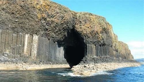 Hang Fingal vươn lên từ nền đảo Staffa. Chúng được hình thành khi những cột dung nham bùng lên gặp lớp đá mẹ và nguội đi trong thời tiết giá lạnh. 