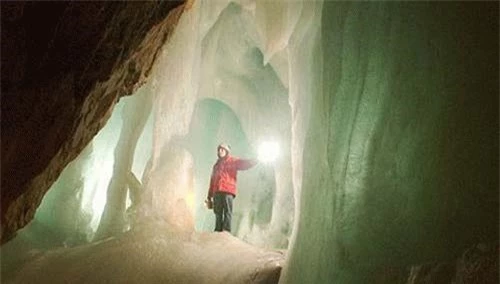 Đây là hang đá vôi tự nhiên nằm ở Werfen, gần Salzburg. Hang động kéo dài 42km và được coi là hang băng lớn nhất trên thế giới. 