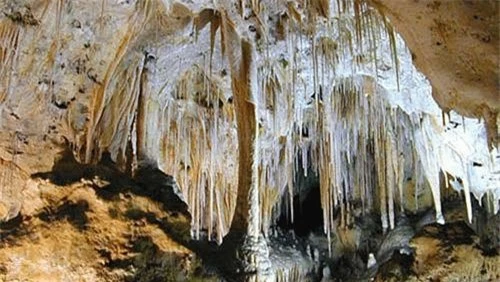 Vườn quốc gia Carlsbad Caverns là một thế giới đầy mê hoặc, có hang Lechuguilla với hàng tỷ tinh thể nước phủ trên bề mặt những cụm măng đá lớn nhỏ.