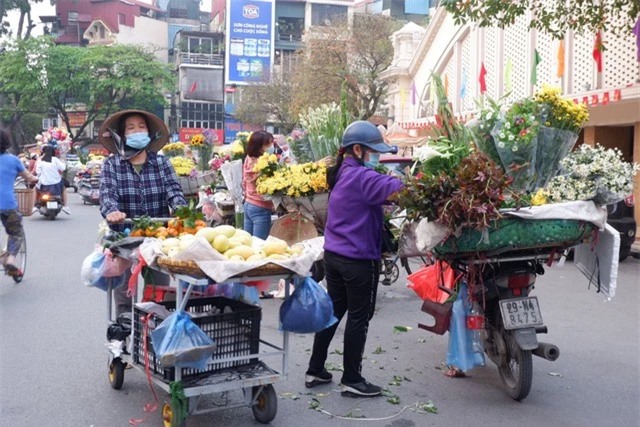 Phố đi bộ Hồ Gươm hoạt động trở lại, nhiều người không đeo khẩu trang - Ảnh 7.