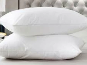 Cách đơn giản giúp ruột gối căng phồng như lúc mới mua