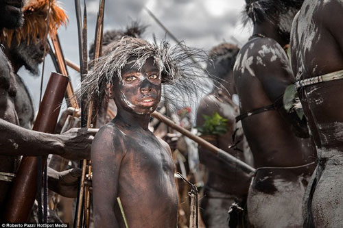 Bộ tộc bí ẩn đeo khuyên mũi bằng răng lợn