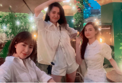 Đọ nhan sắc bên cạnh Hòa Minzy, cư dân mạng lại chỉ chú ý tới cánh tay gầy khẳng khiu của Nhã Phương