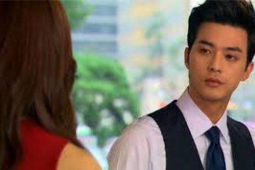 Chồng đột ngột sắm sửa thêm nhiều nội thất trong nhà, nhưng 1 lần đánh rơi giỏ hoa nhựa, vợ phát hiện bí mật không tưởng