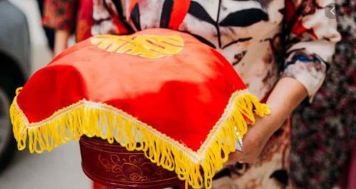 Nhà trai đỏ mặt bỏ về sau lời thách cưới của nhà gái