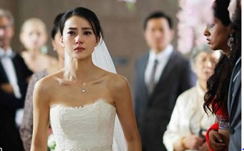 Hành động trong đám cưới của nhà trai khiến họ hàng cô dâu xôn xao