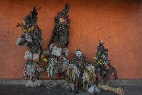 Nghi lễ cúng tế kỳ lạ của bộ tộc bí ẩn ở châu Phi