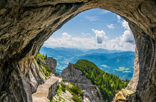 Khám phá hang động băng lớn nhất thế giới ở Áo