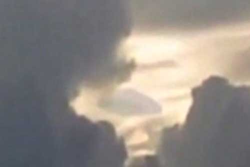 Phát hiện phi thuyền của người ngoài hành tinh ẩn trong mây?