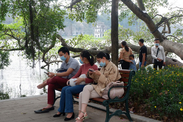 Phố đi bộ Hồ Gươm hoạt động trở lại, nhiều người không đeo khẩu trang
