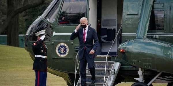 Tổng thống Joe Biden giơ tay chào khi ông rời trực thăng chuyên cơ Marine One trên bãi cỏ phía nam của Nhà Trắng.