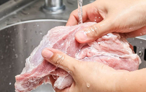 Sai lầm khi rửa thịt phần lớn người Việt đang mắc dễ gây hại cho sức khỏe